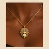 Collier Masque Royal porté sur un mannequin