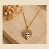 Collier doré Masque Royal inclus dans la parure