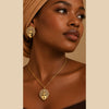 Parure Masque Royal : collier et boucles d’oreilles portés ensemble